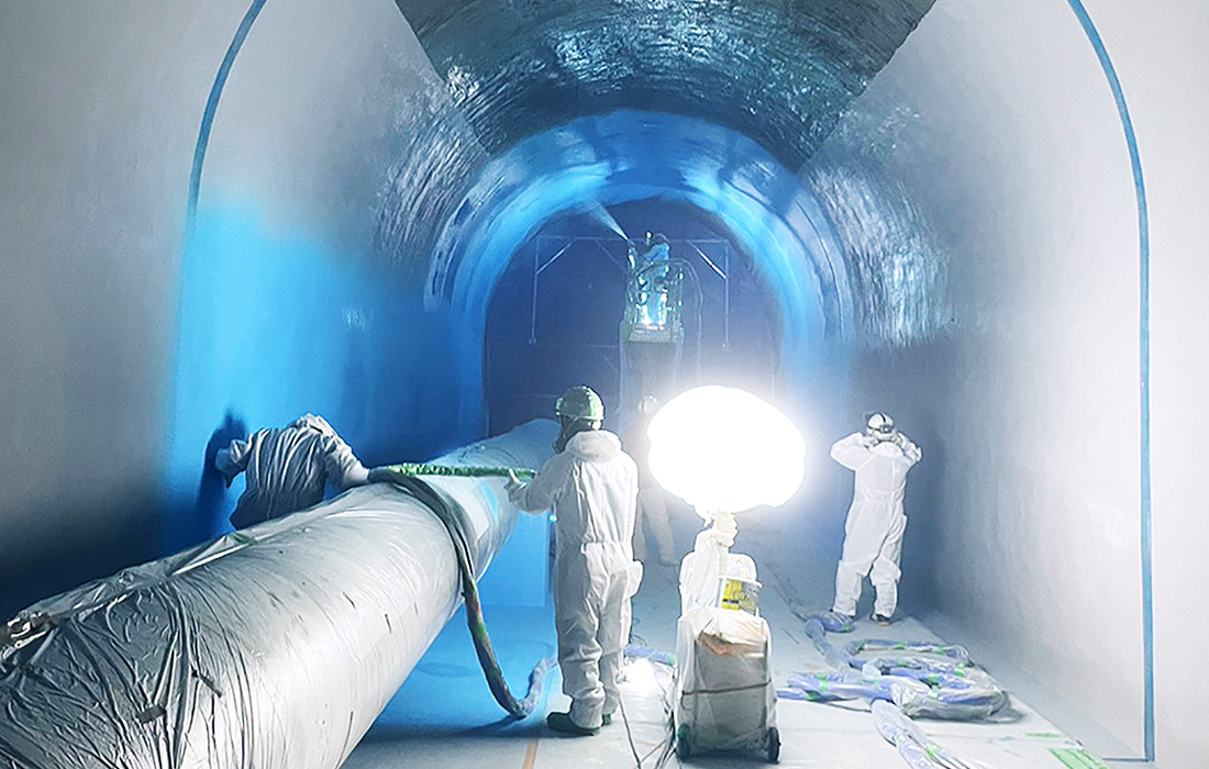 トンネル・水路・地下の防水処理を施している様子
