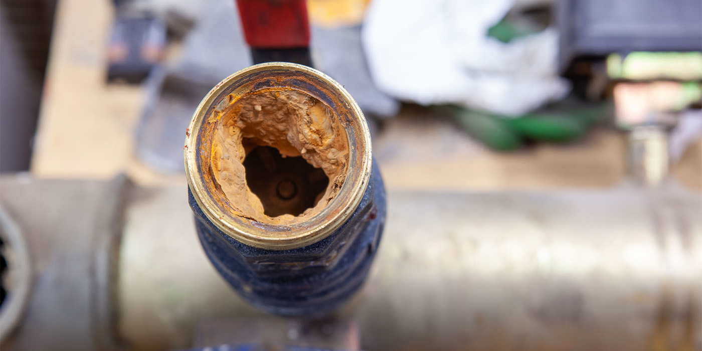 給・排水管更生工事ページのトップ画像 給排水管の錆や汚れ PC用