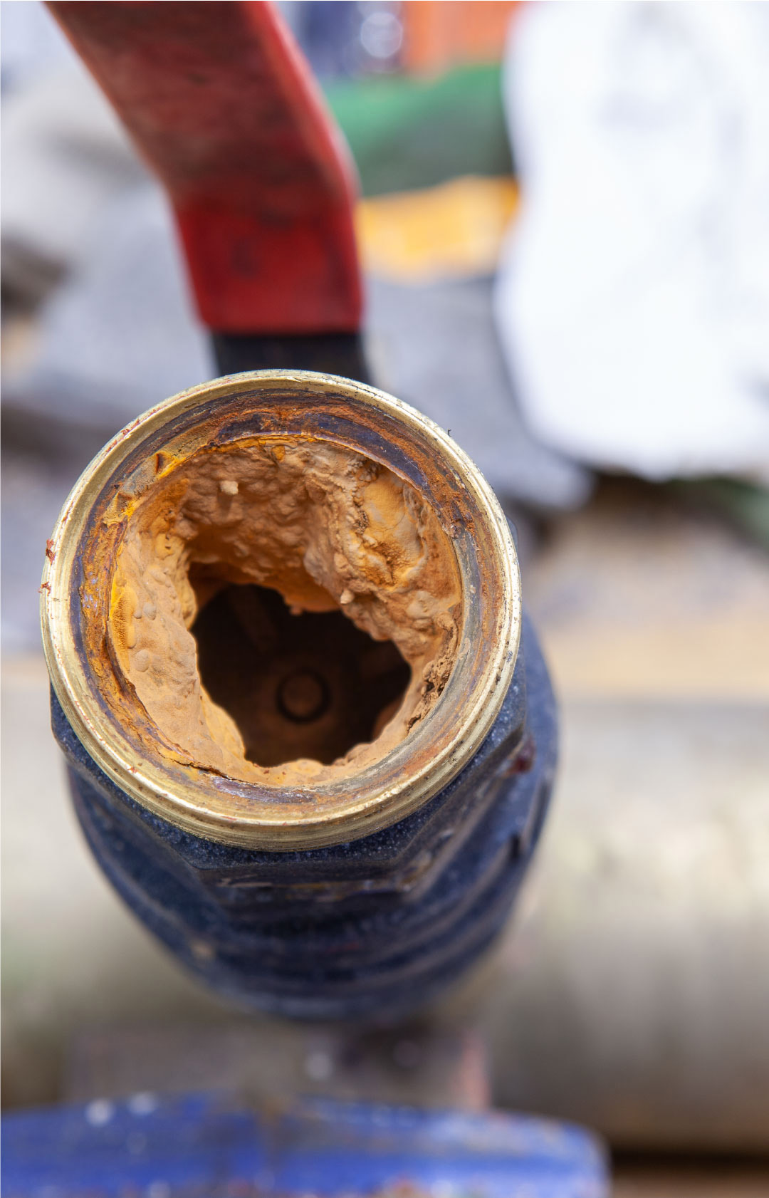 給・排水管更生工事ページのトップ画像 給排水管の錆や汚れ スマホ用